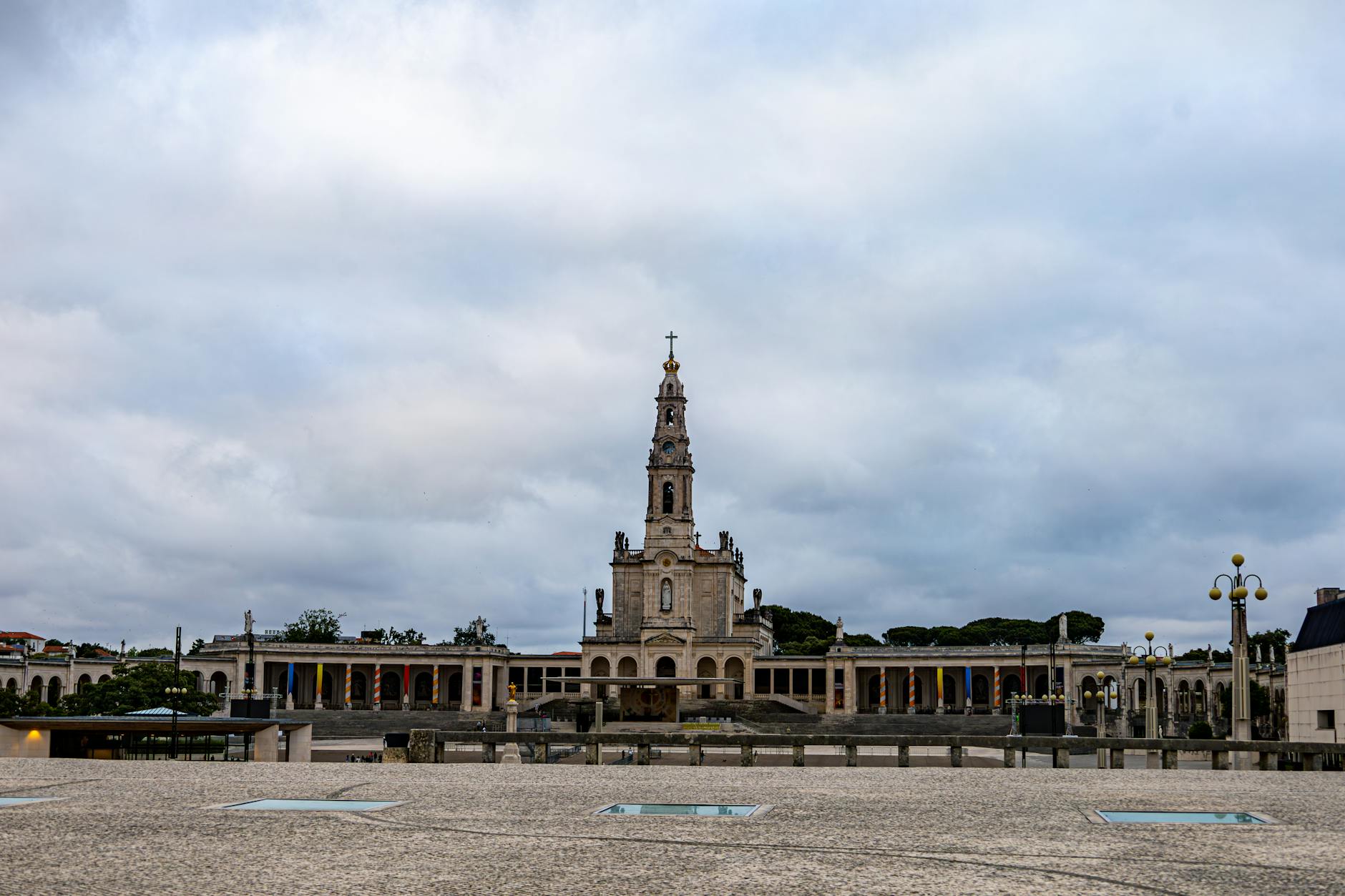 Bazylika Matki Bożej Różańcowej w Fatimie pod pochmurnym niebem