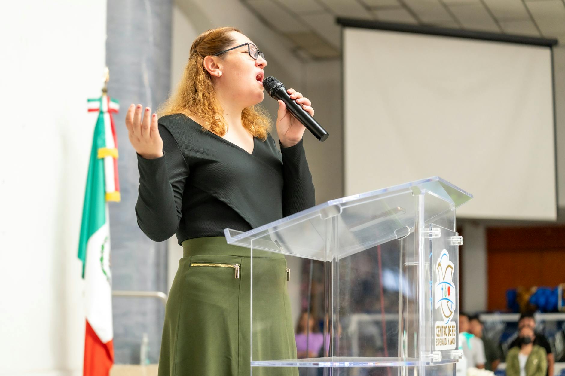 Kobieta z zaangażowaniem przemawia na spotkaniu w Meksyku