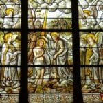 Kolorowy witraż kościelny z biblijnymi scenami w średniowiecznym stylu