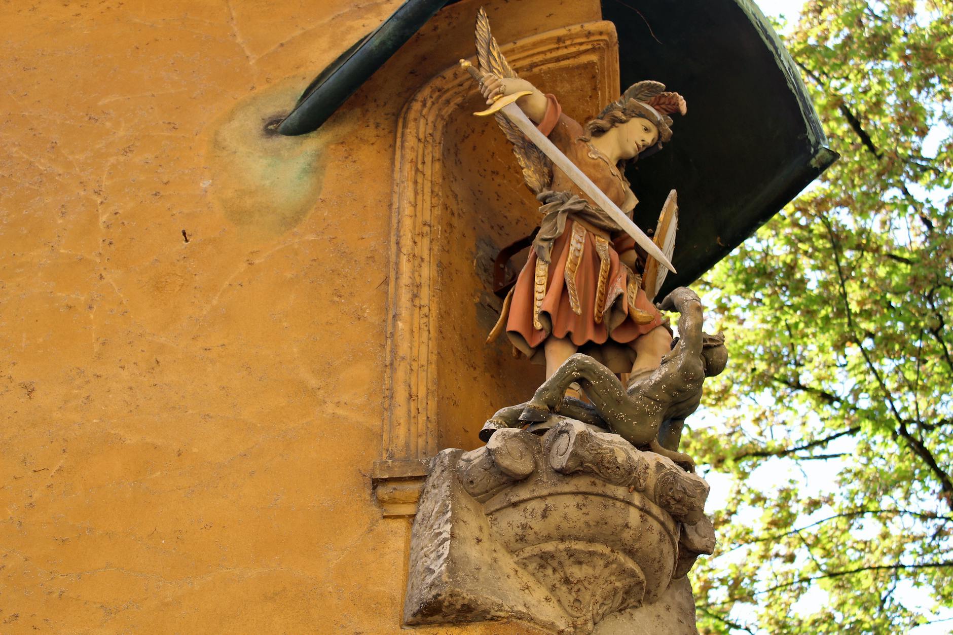 Posąg św. Michała Archanioła pokonującego smoka w Augsburgu