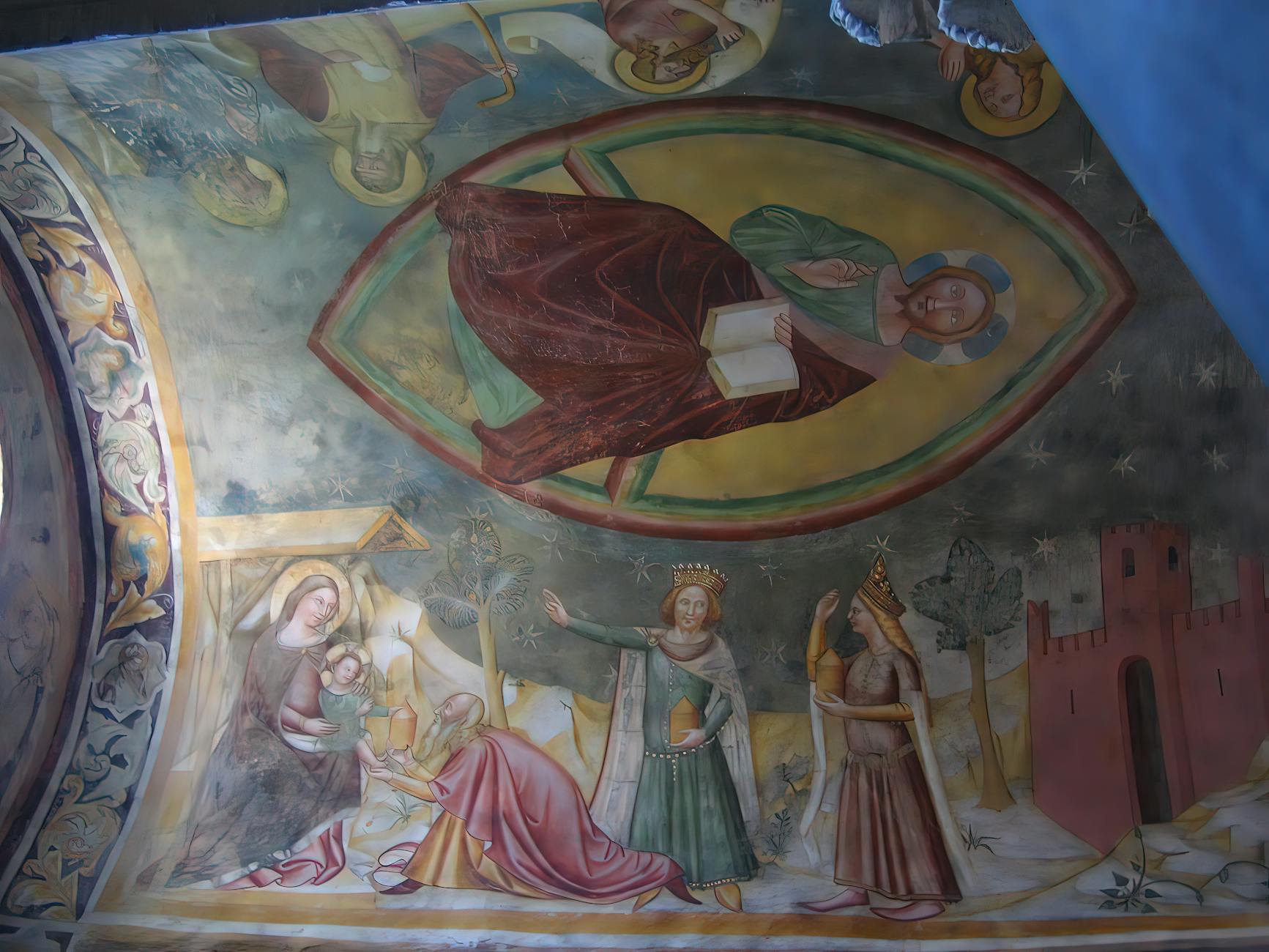 Renesansowe freski biblijne o żywych barwach w historycznym wnętrzu