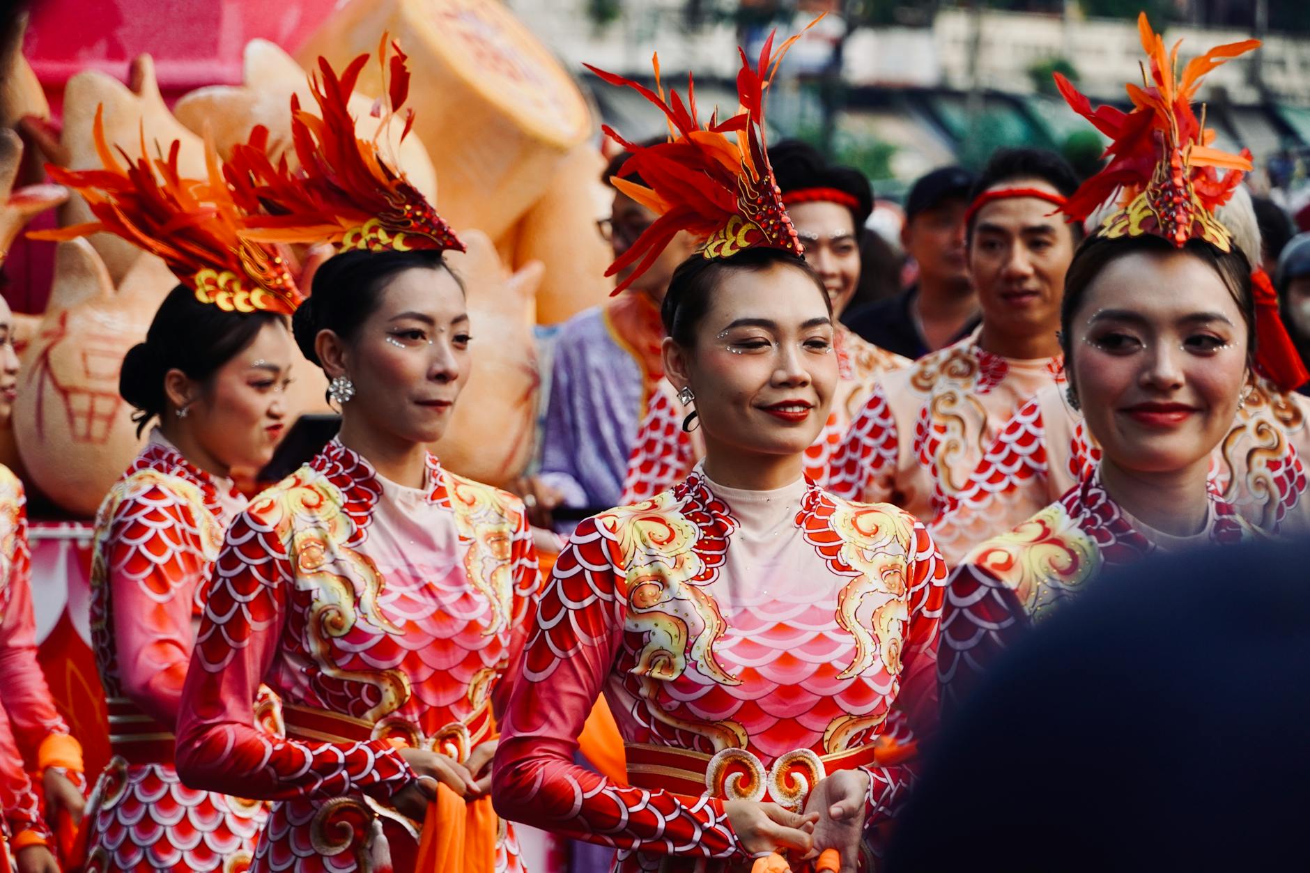 Barwna parada z tradycyjnymi strojami podczas święta religijnego