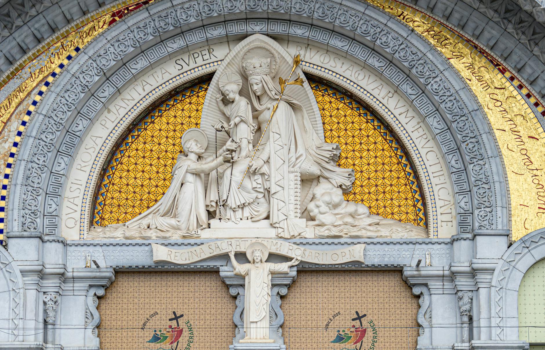 Bogato zdobiona fasada bazyliki Matki Bożej Różańcowej w Lourdes Bogato zdobiona fasada bazyliki Matki Bożej Różańcowej w Lourdes