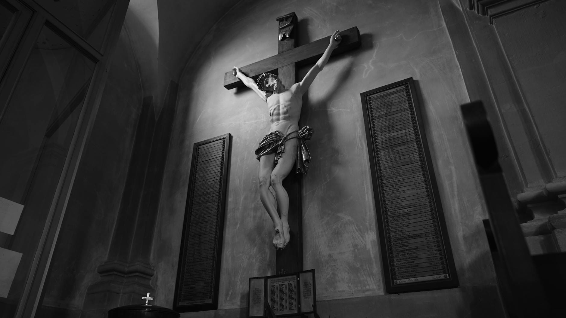 Czarnobiała figura ukrzyżowanego Jezusa w kościele