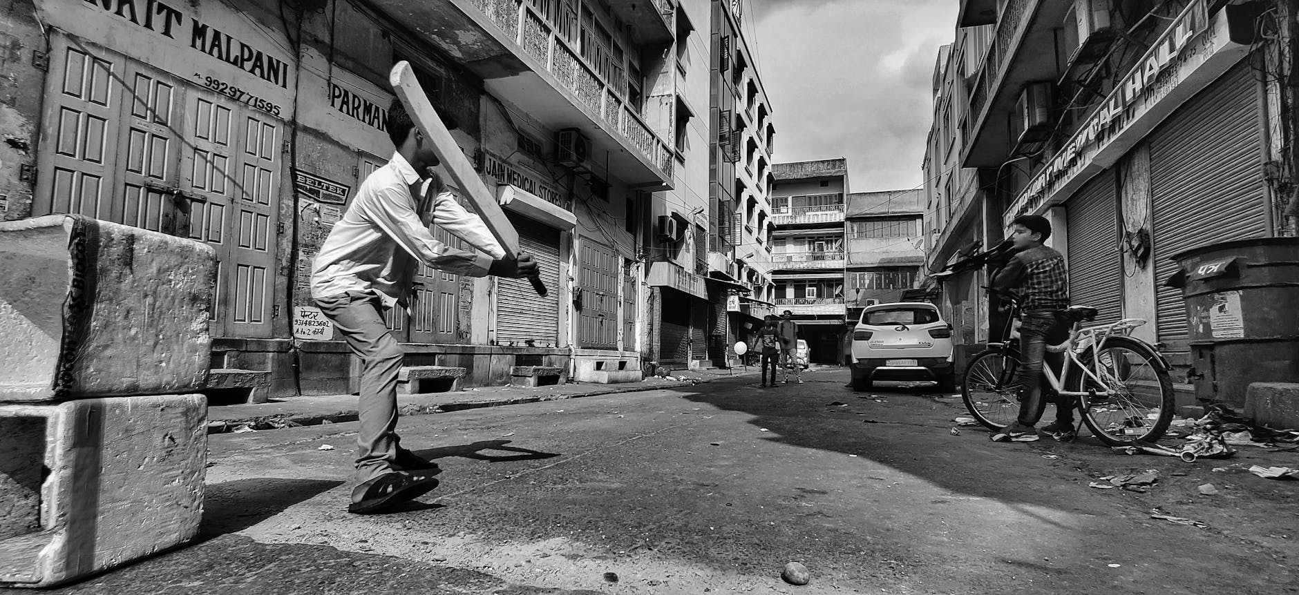 Dzieci grające w krykieta na ulicy w Jaipurze, ujęcie czarno-białe