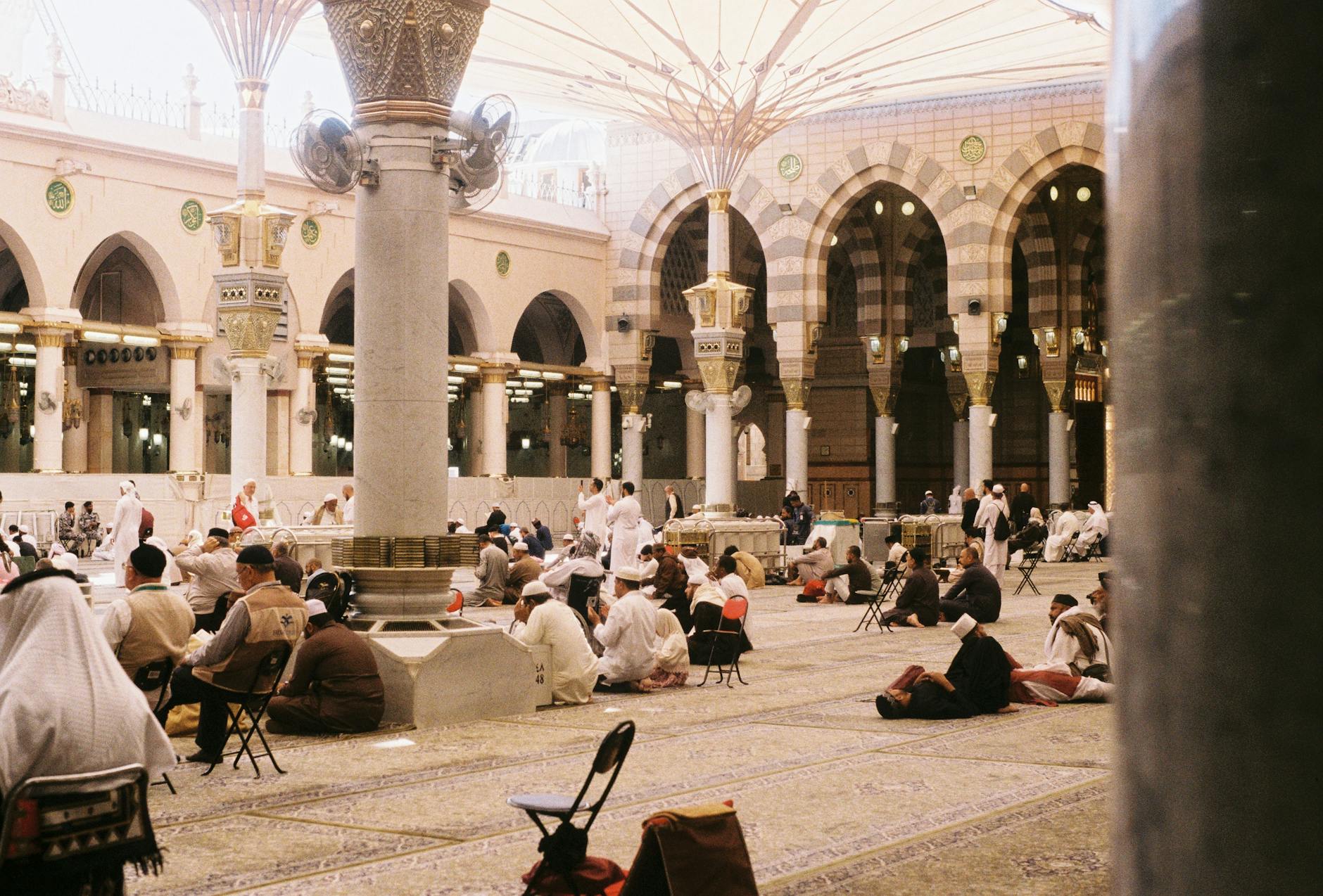 Pielgrzymi modlący się w meczecie Al-Masjid an-Nabawi