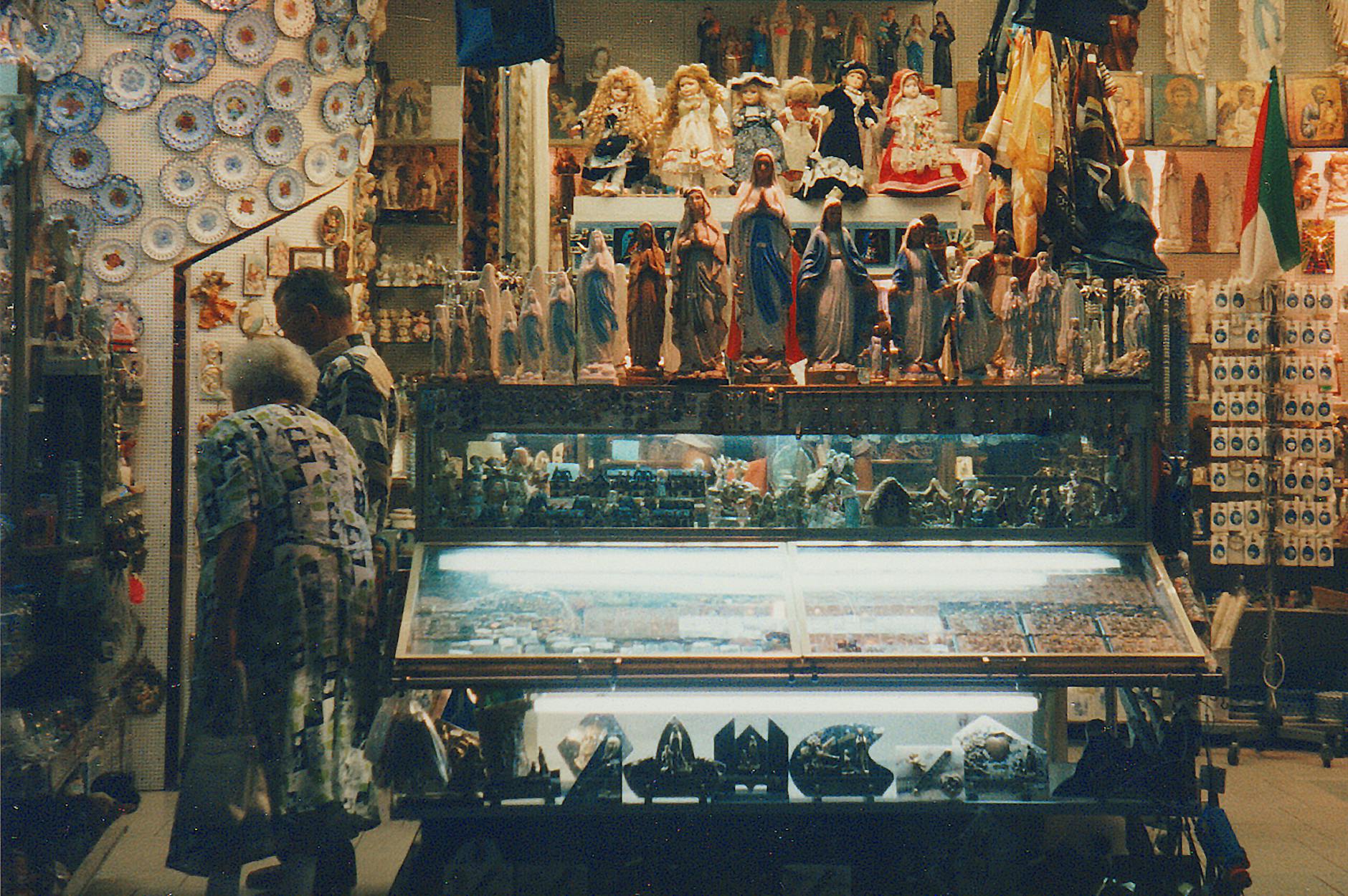 Stragany w Lourdes z kolorowymi dewocjonaliami i pamiątkami dla pielgrzymów