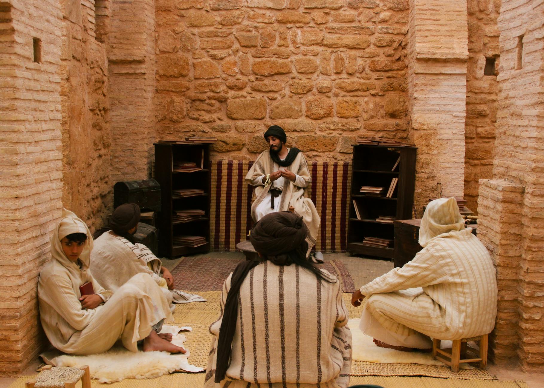Studenci w tradycyjnej marokańskiej architekturze podczas nauki