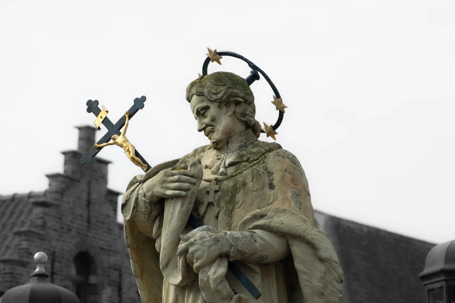 Figura świętego na tle Brugii jako ilustracja artykułu o św. Judzie