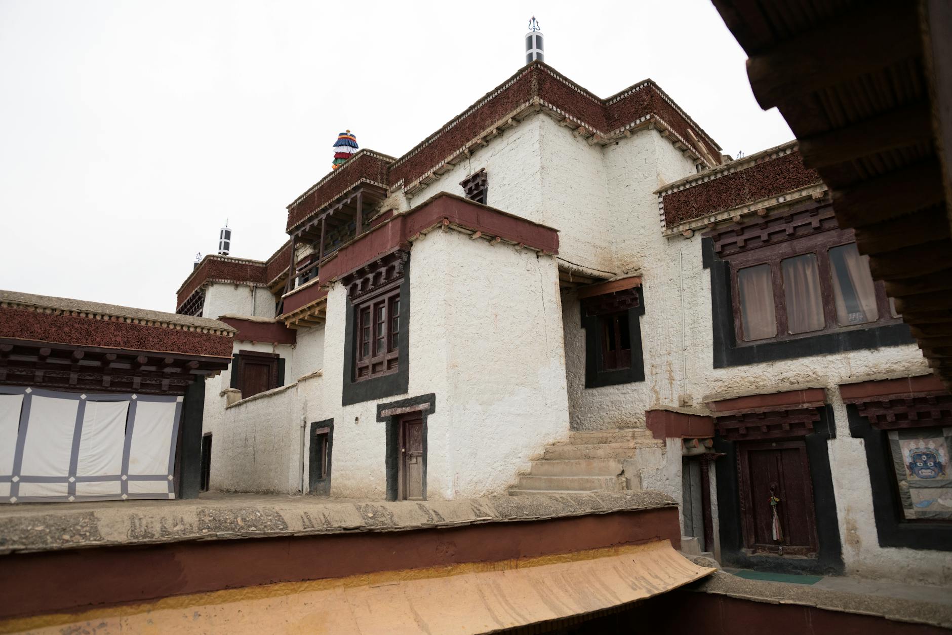 Tradycyjny klasztor z krużgankami i detalami architektury sakralnej