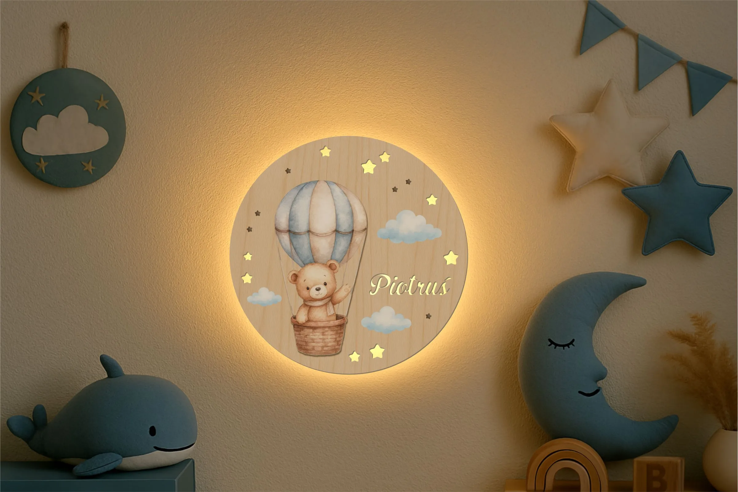 Światło, które koi: Jak wybrać idealne oświetlenie do pokoju noworodka?