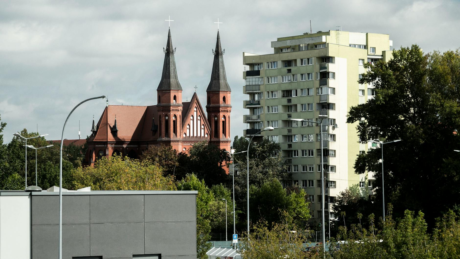 Kościół i kamienice we Wrocławiu w słoneczny dzień
