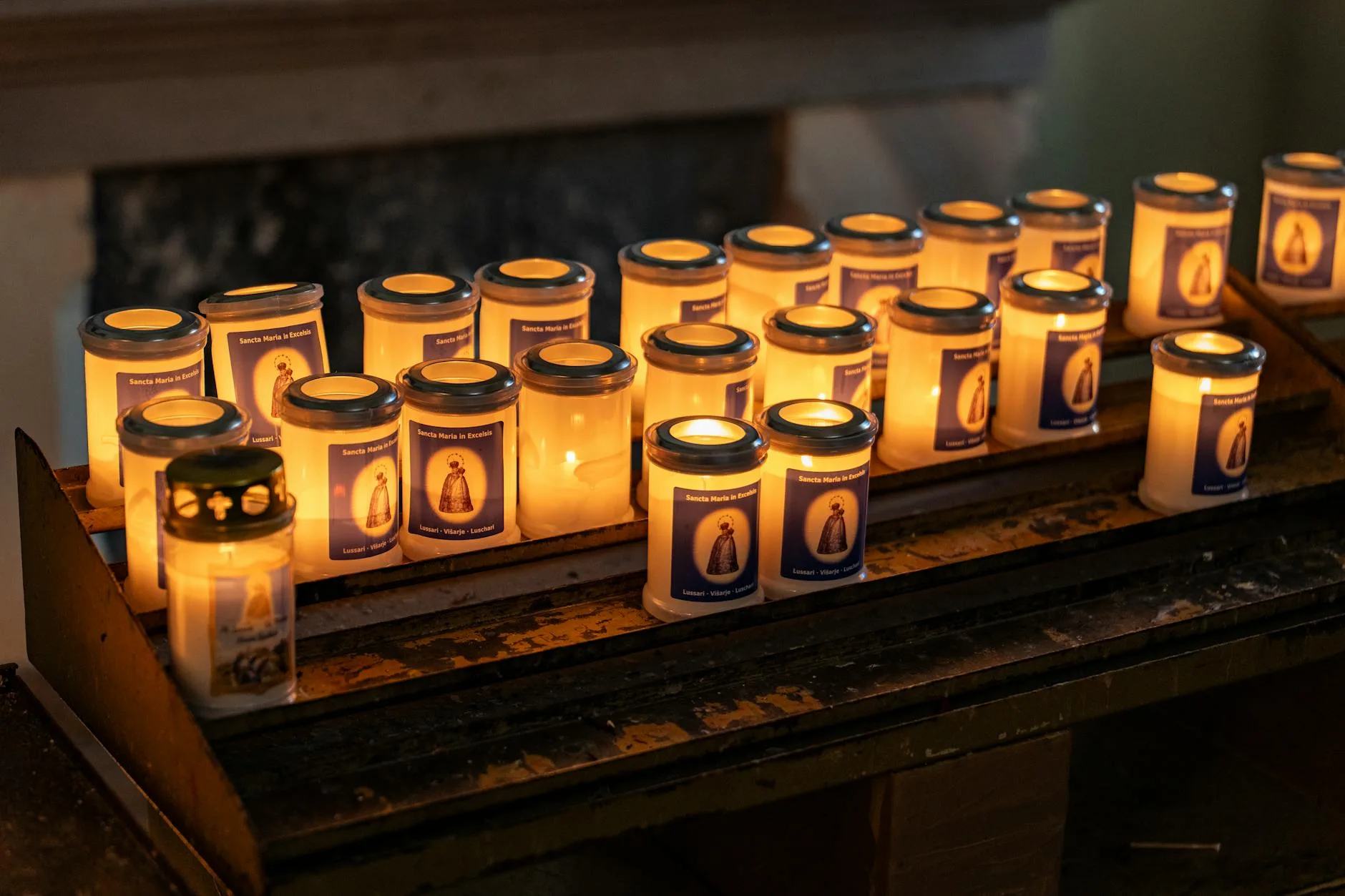 Płonące świece w kaplicy tworzące ciepłą, modlitewną atmosferę