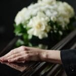 Koszty organizacji pogrzebu – jak rozsądnie planować wydatki na ceremonię?