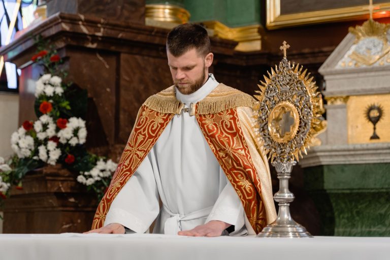Przeniesienie księdza do innej parafii: dlaczego biskupi regularnie zmieniają wikariuszy?