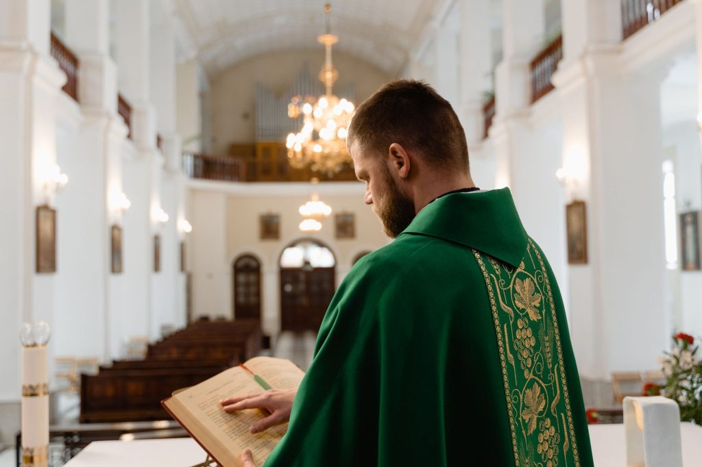 Przeniesienie księdza do innej parafii: dlaczego biskupi regularnie zmieniają wikariuszy?