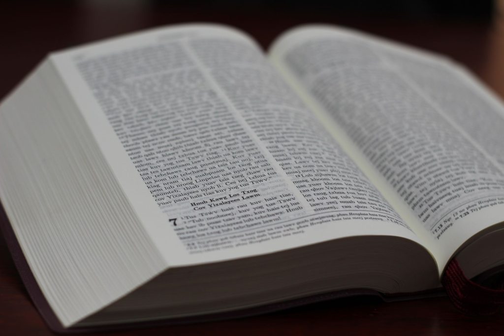 Otwarta Biblia z widocznym tekstem Pisma Świętego