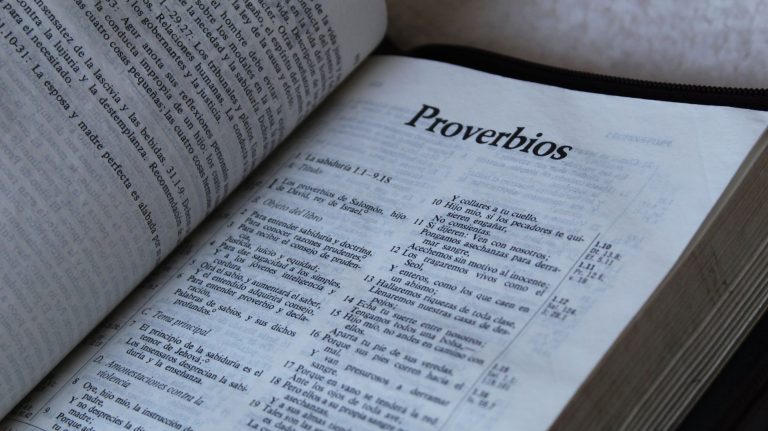 Zbliżenie na otwartą Biblię po hiszpańsku z Księgą Przysłów