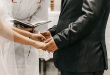 Protokół przedślubny: jakie pytania zadaje ksiądz i jakich dokumentów wymaga kancelaria? Zbliżenie na parę młodą składającą przysięgę podczas ślubu